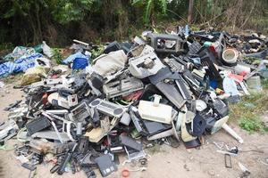 elektroniskt avfall redo för återvinning, hög med begagnad elektronisk och husgerådsavfallsavdelning trasig eller skadad sopor foto