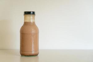chokladmjölk i glasflaska foto