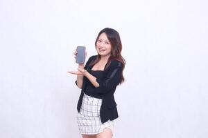 skön indonesiska kontor kvinna 20s glad leende uttryck befordran mobiltelefon grej skärm händer Välkommen till promo isolerat vit bakgrund foto