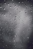 regndroppar på glas foto