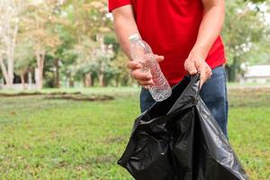 människor som samlar plastflaskor foto