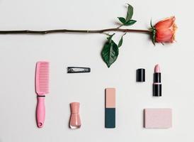 feminina tillbehör i rosa toner över vit bakgrund foto