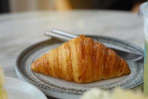 nybakad croissant glänsande i kaffekaféet foto