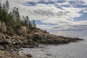 stenig kustlinje längs havet i Maine, USA foto