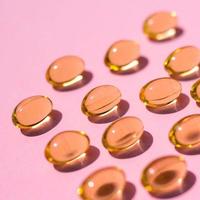 många genomskinliga piller omega 3 eller fiskolja på en färgglad bakgrund. hälsotillskott och läkemedel foto