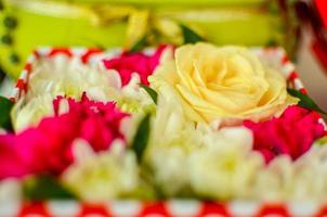 vacker bukett med blandade blommor av krysantemum, kryddnejlika och rosor foto