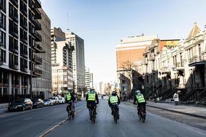 montreal, kanada 2 april 2015 - fyra poliser använder cykel för snabb och enkel förflyttning. foto