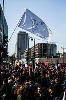 montreal, Kanada 2 april 2015 - folkmassa med plakat, flaggor och skyltar som går på gatorna foto