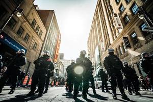 montreal, kanada 2 april 2015 - episk grupp poliser redo att reagera vid problem med demonstranter. foto