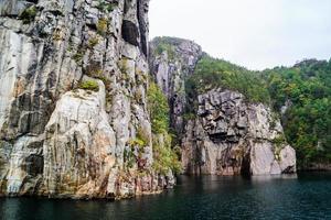 klippformation i Lysefjorden med det berömda vattenfallet Hengjanefossen foto