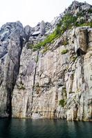 klippformation i Lysefjorden med det berömda vattenfallet Hengjanefossen foto