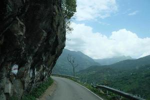 slingrande bergsvägar in i Himalaya. foto