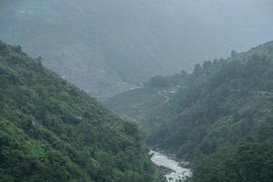 vackra himalayadalen och strömmande vatten i floden Ganges foto