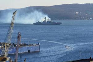 havslandskap med ett krigsfartyg. Vladivostok, Ryssland foto