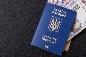 biometrisk ukrainska pass, flyg biljetter och pengar foto