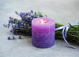färska lavendelblommor och ljus foto
