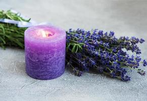 färska lavendelblommor och ljus foto