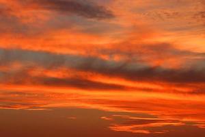 solnedgångshimmel underbar panorama naturlig solnedgång ljus dramatisk himmel foto