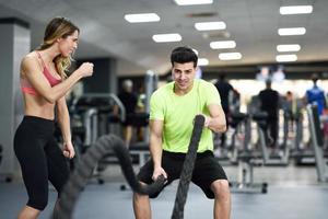 man med stridsrep träning i gymmet. foto