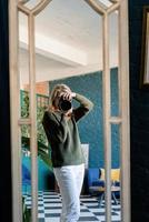 kvinnlig fotograf tar selfie med kameran tittar på spegeln foto