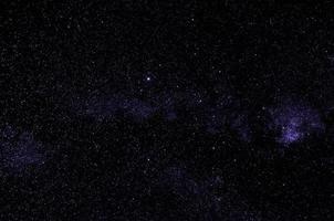 svart dramatisk galax nattpanorama från den vita månen universum rymden på natthimlen foto