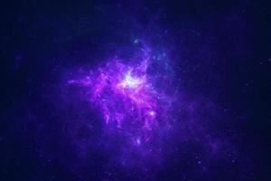 mörkblå nebulosa gnistra lila stjärnuniversum i yttre rymden horisontell galax i rymden. foto