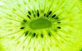 färsk kiwi frukt skivor bakgrund. samling av frukt och grönsaker mönster bakgrunder. naturlig grön bakgrund i full ram. en närbild av kiwi textur. foto