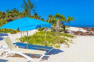tropisk strand parasoll solstolar punta esmeralda playa del carmen mexico.