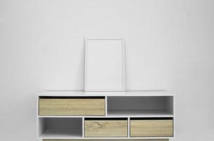 minimalistisk rammockup på skrivbordslådan med vit bakgrund. minimalismtemadekoration för inredningsidéer. foto
