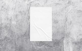 vertikalt limmat papper på den åldrade grå väggen. skrynklig texturyta kan användas för mockupaffisch, kampanj, marknadsföring i gatutema. realistisk shabby 3d textur illustration.