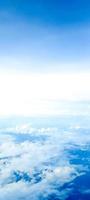 en vacker utsikt över himlen från en plan synvinkel. fascinerande vita moln på himlen. vad du kommer att se när du flyger. stratosfärens skönhet. foto