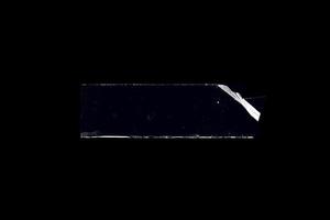 självhäftande transparent tejp på svart bakgrund. abstrakt skrynkligt tejp för affischdesignelement eller överlägg foto