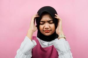 närbild av vacker ung muslimsk kvinna stressad, panikslagen, chockad, isolerad