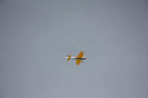 flygplan med propellrar flyger på himlen i landet, i Israel foto