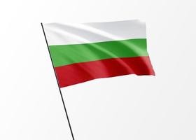Bulgariens flagga vajar högt i den isolerade bakgrunden Bulgariens självständighetsdag. samling av världens nationella flagga foto