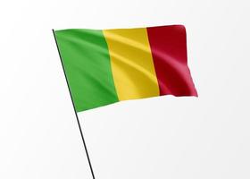 mali flaggan vajar högt i den isolerade bakgrunden mali självständighetsdagen. samling av världens nationella flagga foto