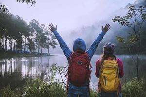 par älskare reser vacker natur vid Pang ung sjö och tallskog vid mae hong son i thailand. foto