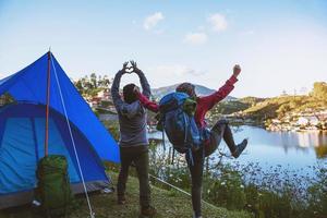 asiatiska par bergsläger i lantliga byar, nära sjön, reseidéer, camping, avkopplande semester.i thailand foto