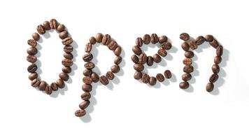 kaffeböna bokstäver närbild ovanifrån på vit bakgrund. bruna arabica kaffebönor foto