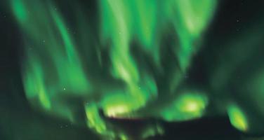 ljusgrönt norrsken över island ljus och virvlar på himlen norrskenet storartat fenomen foto