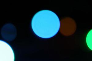 abstrakt oskärpa ljus bakgrund. ljusblått dekorationsljus. abstrakt ljus. vackert ljusblått på svart foto