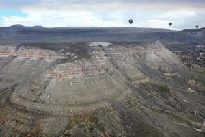 ballonger flyger över dalarna i Kappadokien foto