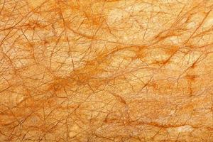 ljus orange glödande marmor textur och diagonala bruna sprickor bakgrund. foto