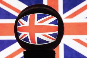 Storbritanniens flagga i reflektion på en kristallkula foto