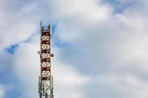 torn med antenner för mobil cellulär kommunikation. foto