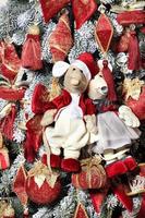 ett par dekorativa leksaksmöss är festligt klädda i röda kläder på tröskeln till råttåret mot bakgrund av det nya året träd. foto