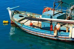 en gammal fiskebåt ankrad i det klara vattnet i Joniska havet. foto