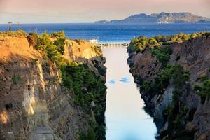 utsikt över korintkanalen i Grekland, den kortaste europeiska kanalen 6,3 km lång, som förbinder Egeiska havet och Joniska havet. foto