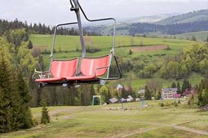 röd stol över bergslandskapet i karpatbergen foto