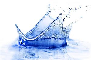 blå transparent vattenstänk realistisk vacker blå rent vatten på vitt. foto